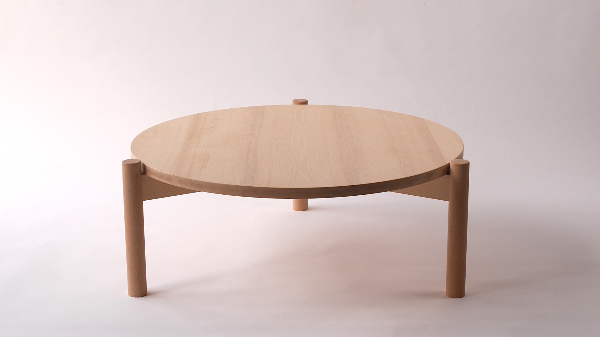 Table basse ronde en hêtre sur tripode vue d'ensemble