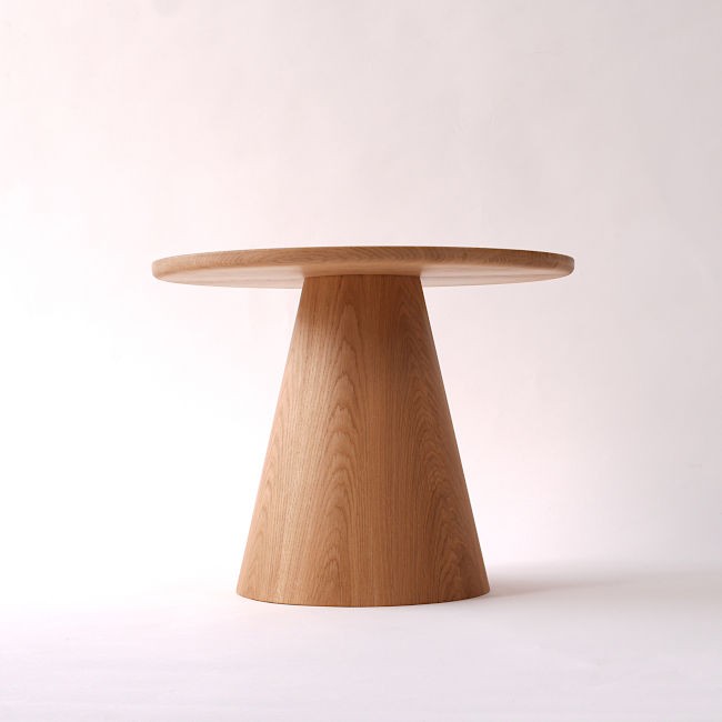 Table basse pied conique vue contre plongée
