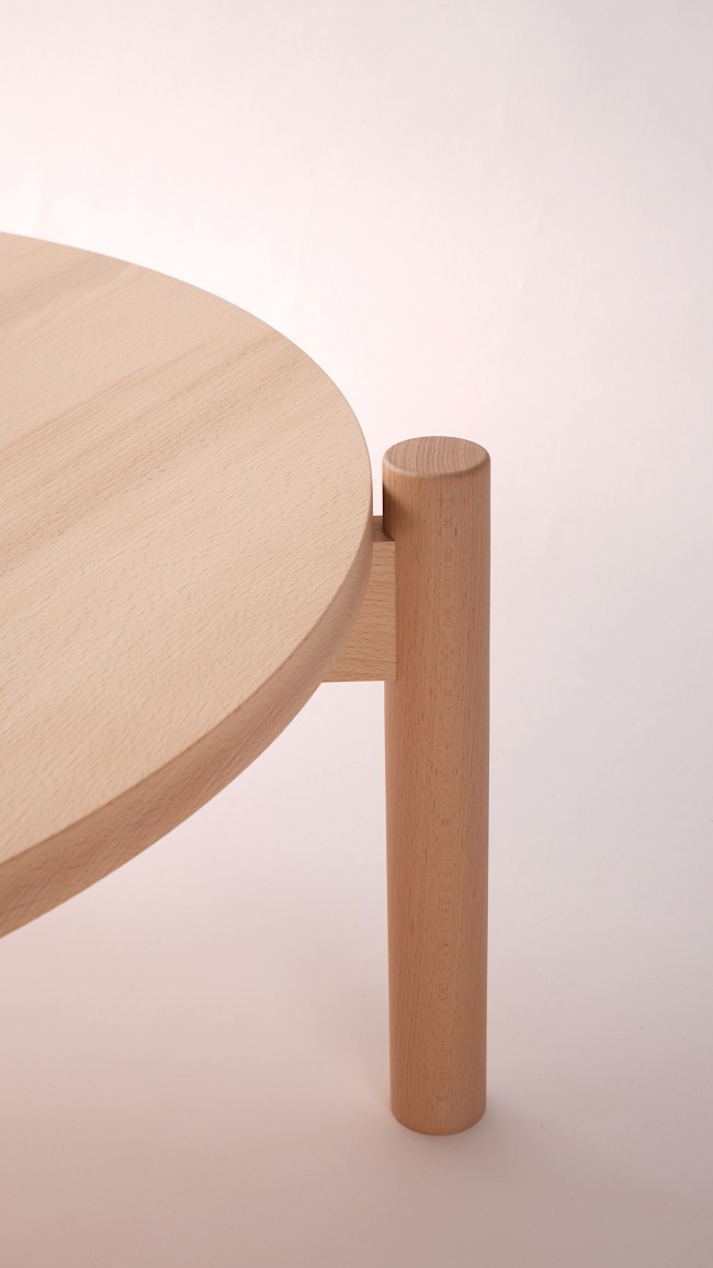 Table basse ronde en hêtre sur tripode zoom sur pied