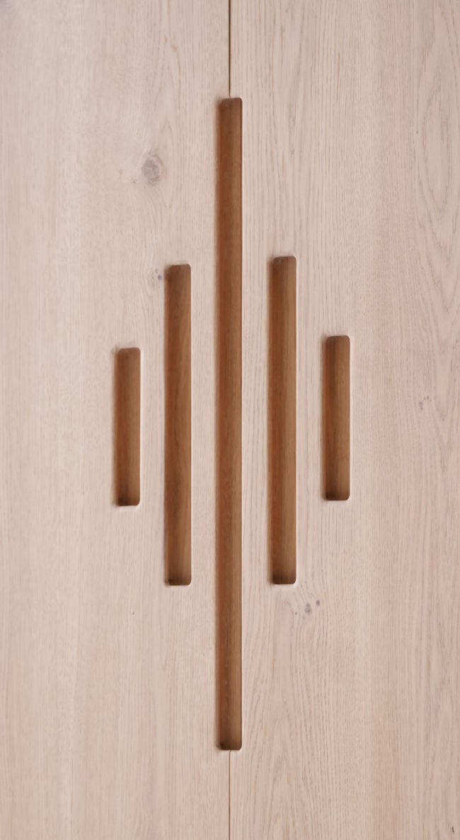 Armoire en chêne zoom sur poignées des portes