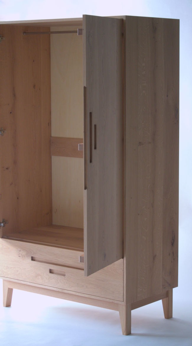 Armoire en chêne porte ouverte