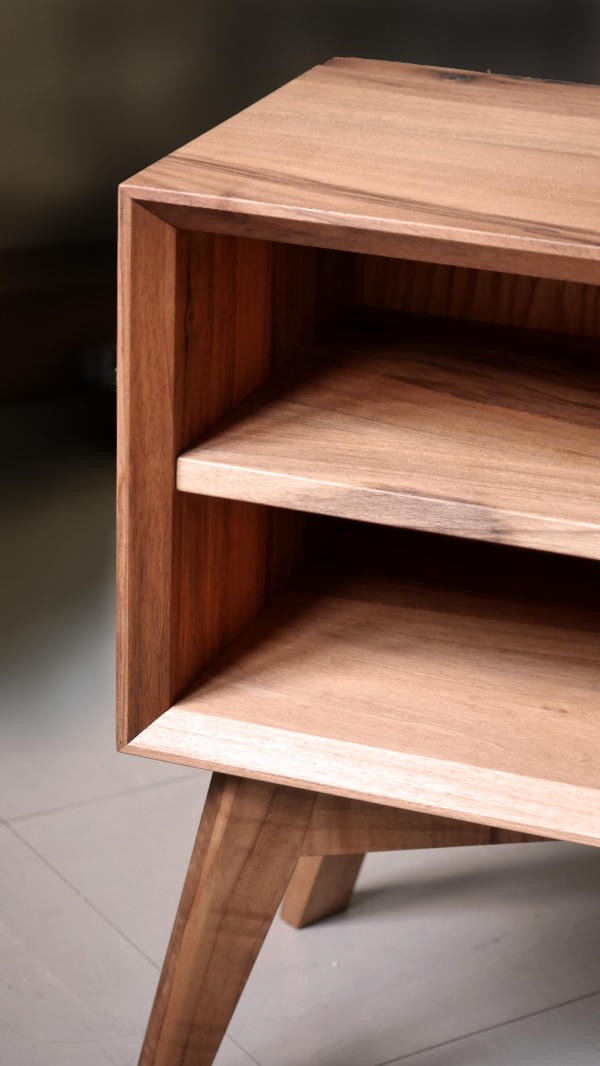 Table de chevet en noyer