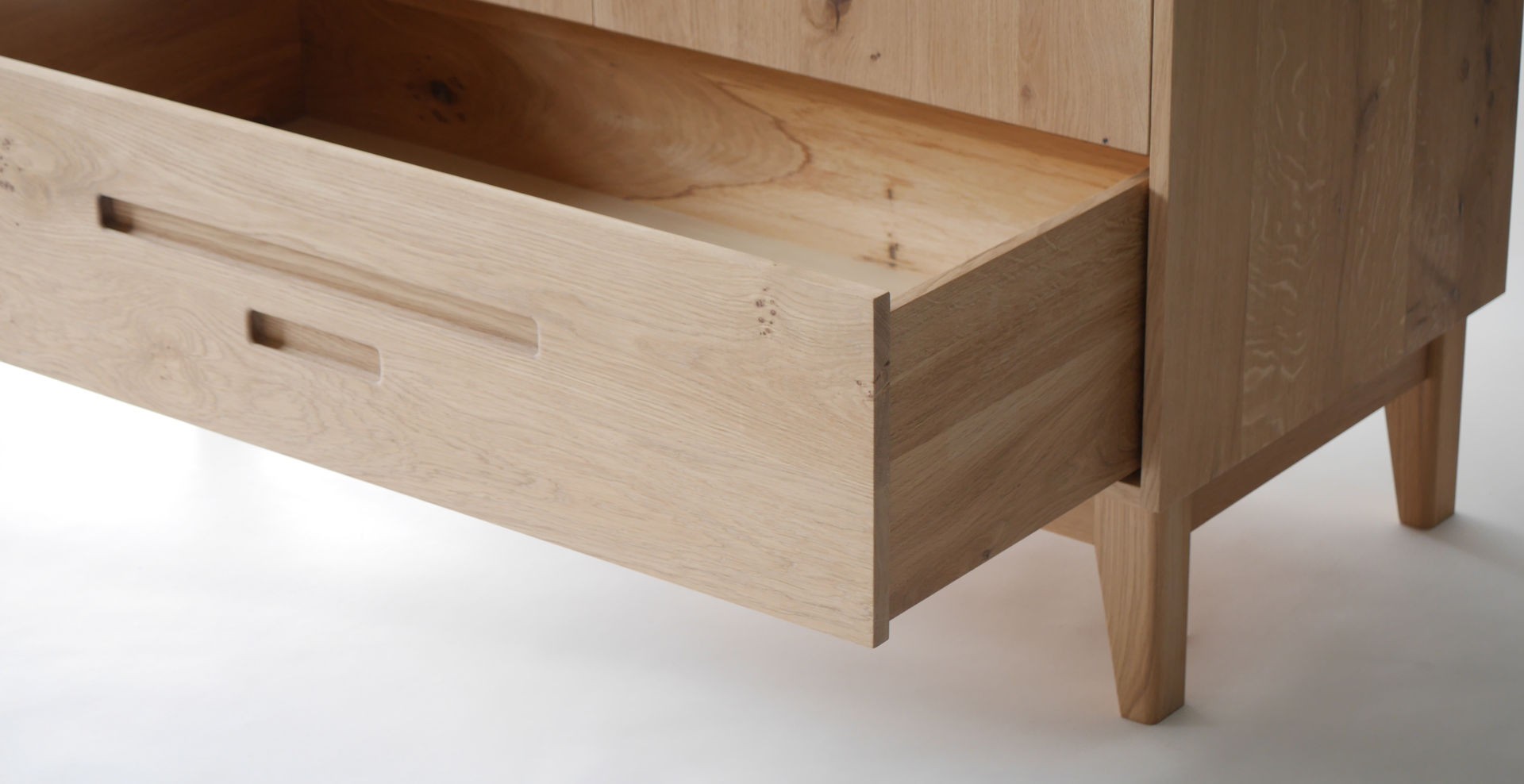Armoire en chêne tiroir ouvert