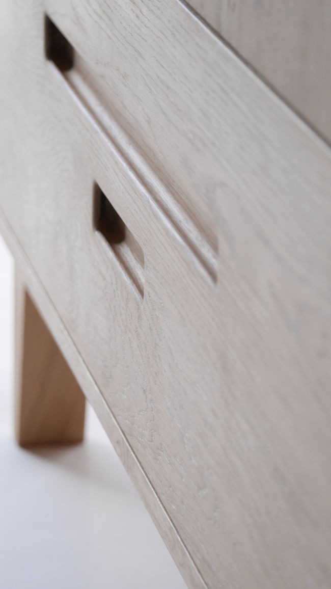 Armoire en chêne zoom sur poignées du tiroir