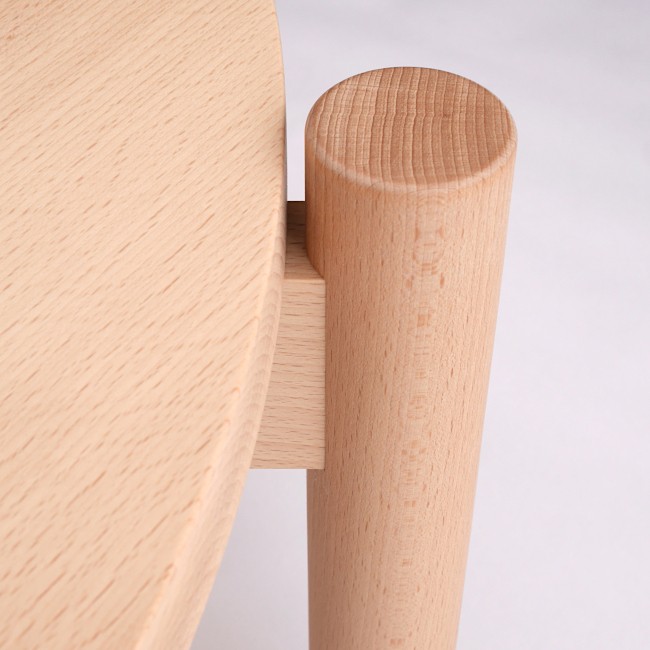 Table basse ronde en hêtre sur tripode zoom sur assemblage pied-traverse