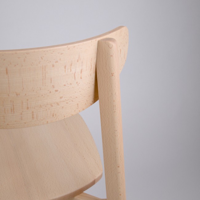 Chaise en hêtre zoom assemblage pied/dossier