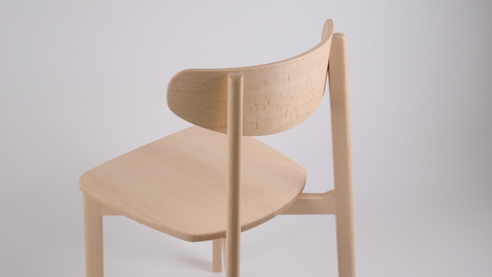 Chaise en hêtre zoom 3/4 arrière